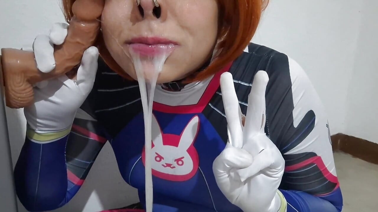 Volledige Versie: Femboy Met Dva Cosplay En BDSM-neusneuken Die Een Pijpbeurt Geven, Sperma Eten En Diep in Keel Aan Grote Dildo