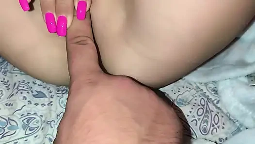 Ich masturbiere die muschi meiner stiefschwester mit dem finger, bis ich zum orgasmus komme und stöhne