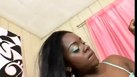 Pantat bahenol cewek semok kulit hitam ini dientot habis-habisan sambil nyepong kontol besar sambil pakai lingerie seksi