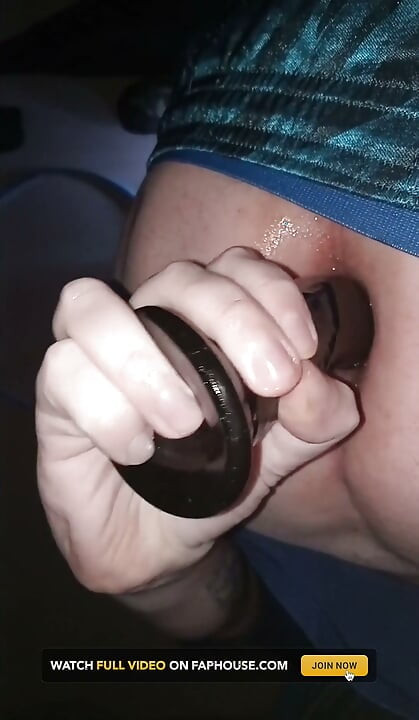 Je me fourre le trou avec ce gode grosse bite noire