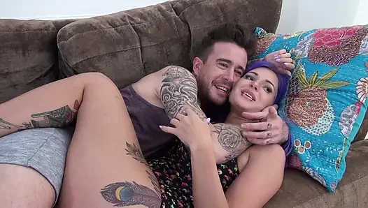 Azgın pirsingli piliç kanepede sert sikiliyor ve sağılıyor