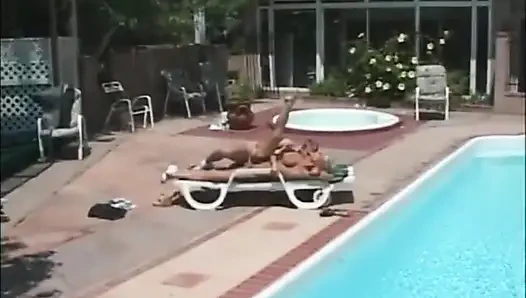 Milf pirang seksi menjilati di taman