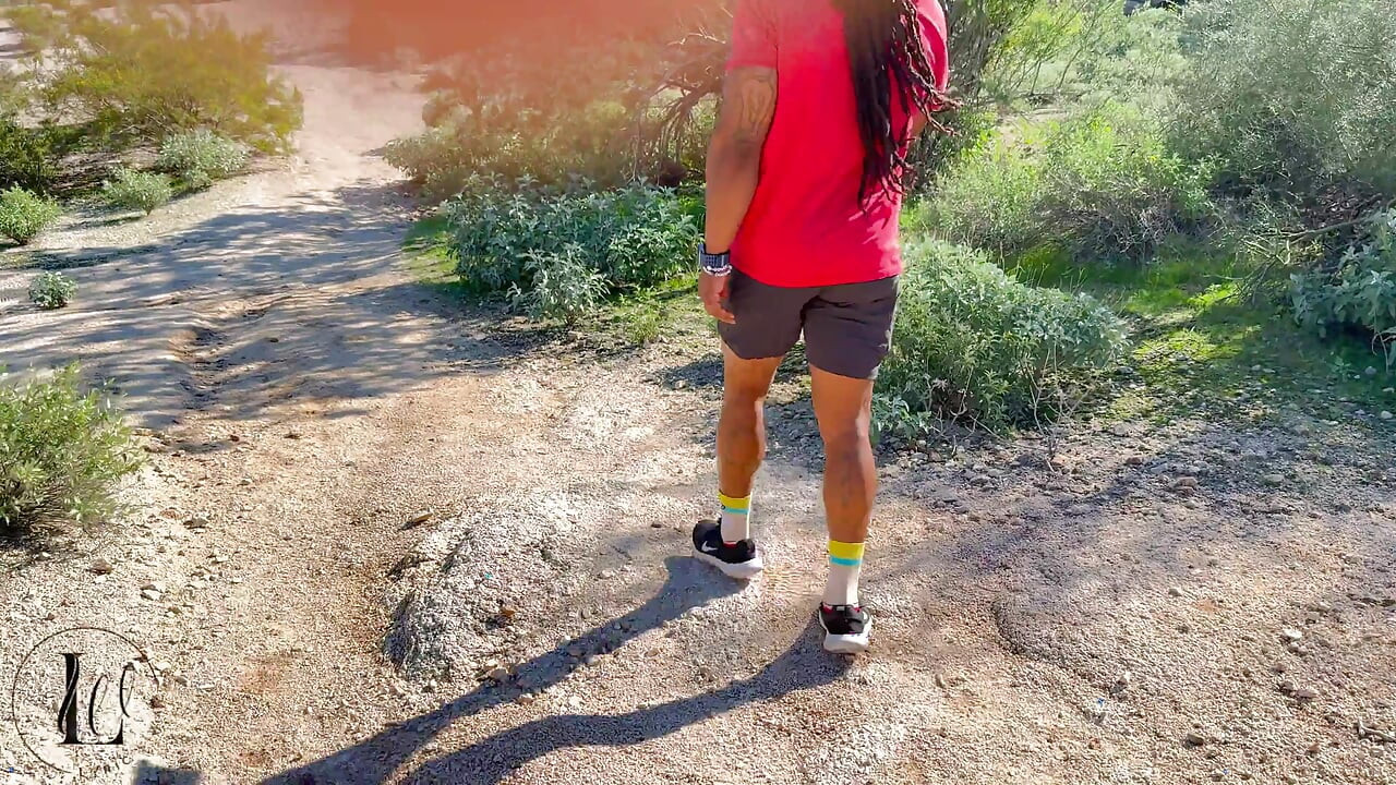 זוג שחור מטייל באוויר צח וכוכבות פורנו