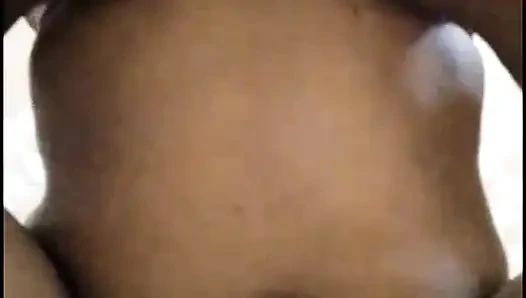 Schau, wie ein junges mädchen im dorf badet