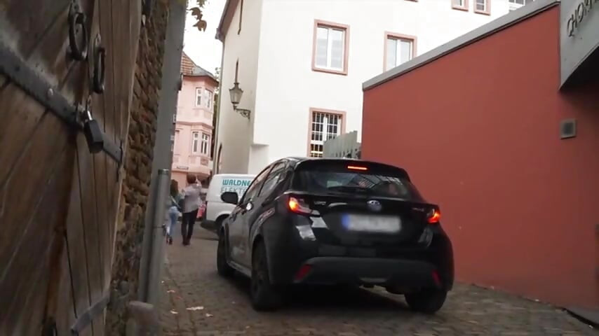 קוני מוצאת בחורה צעירה טבעית וחמודה ברחוב