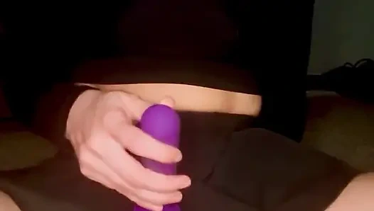 Cewek sange ini lagi asik masturbasi memeknya sendirian pakai mainan seks