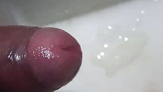 Masturbation dans la salle de bain après avoir regardé trop de porno.