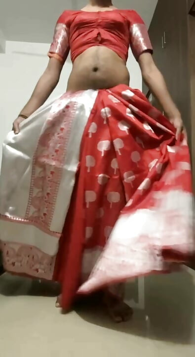 Usar sari rojo en estilo ghaghra