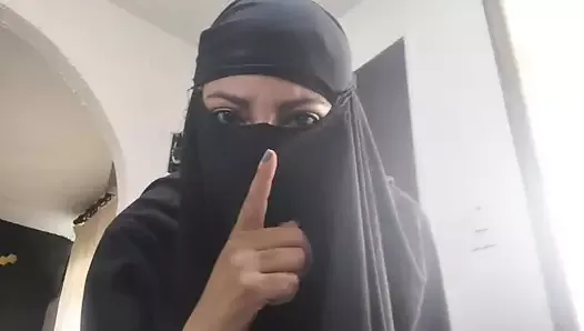Une MILF arabe se masturbe la chatte et jouit brutalement devant la webcam en niqab xxx