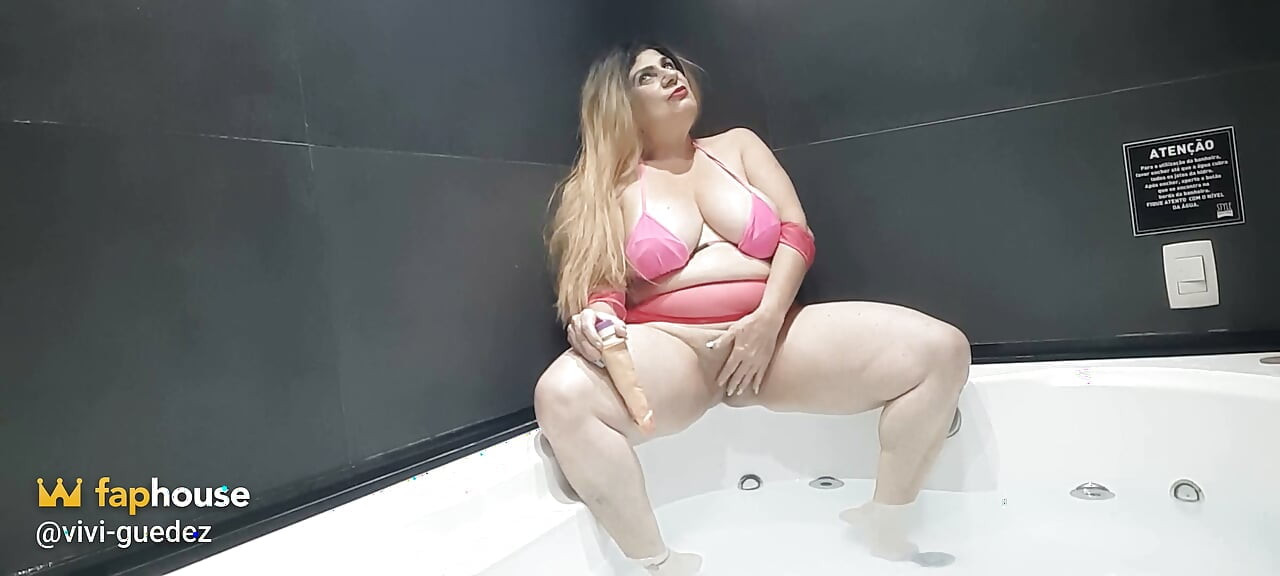 Vivi Guedez - Với âm đạo và hậu môn trong lông.