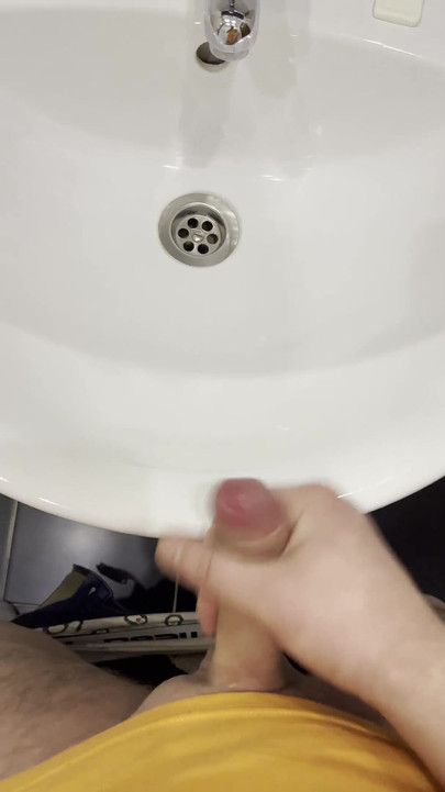 Tip se samozadovoljava u kupaonici i, snimajući sve izbliza, i na kraju.