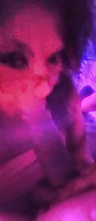 XRAQUELX  Tupakoi ja imee kullia niin seksikkäästi.