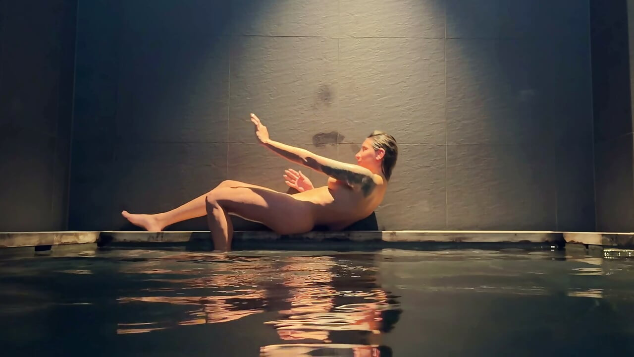Bystig latina onanerar i ONSEN! Hon blir kåt och knullar sin man på hotellet!