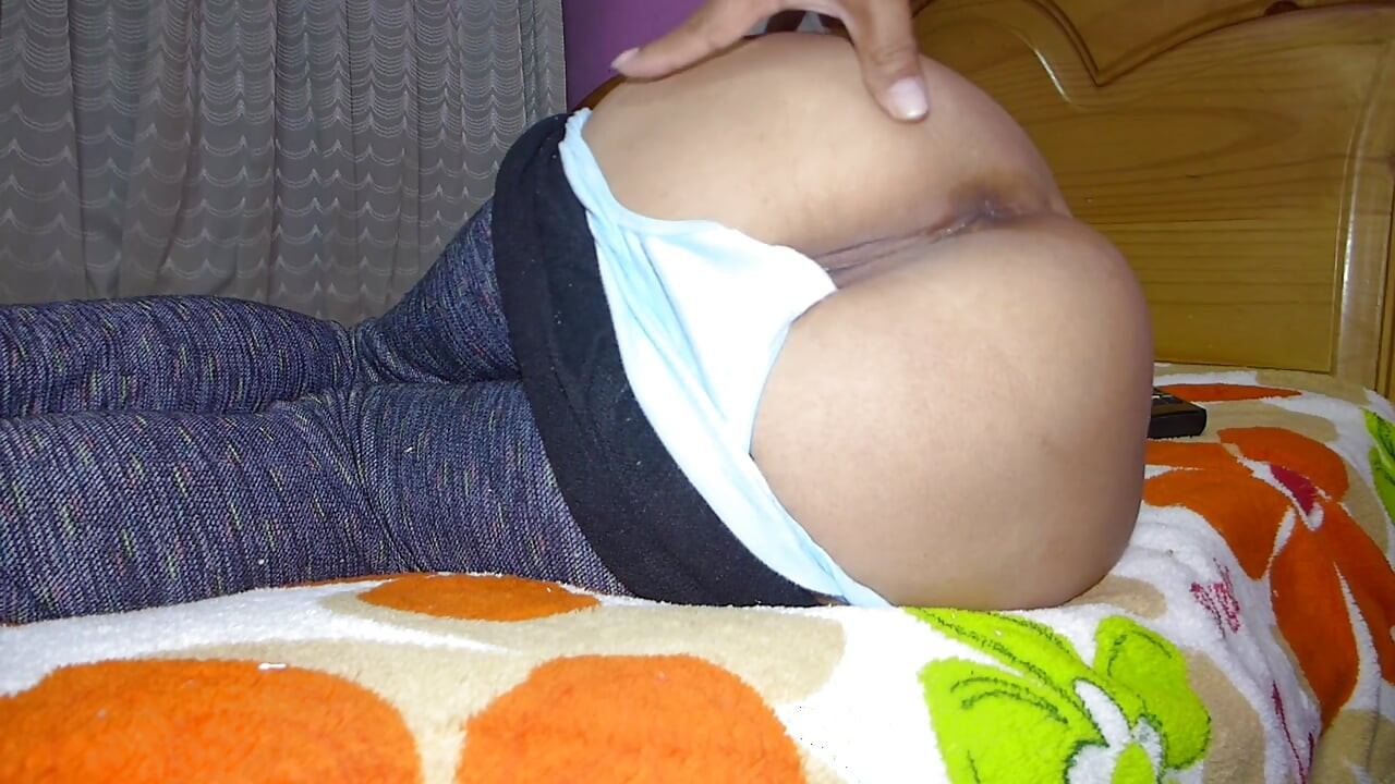 Tante sange ini dicrot sperma hangat di pantatnya