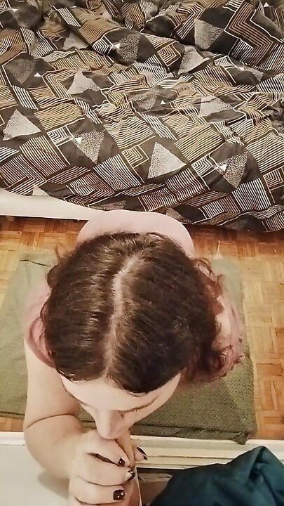 リアルなディルドで可愛いティーンプレイ