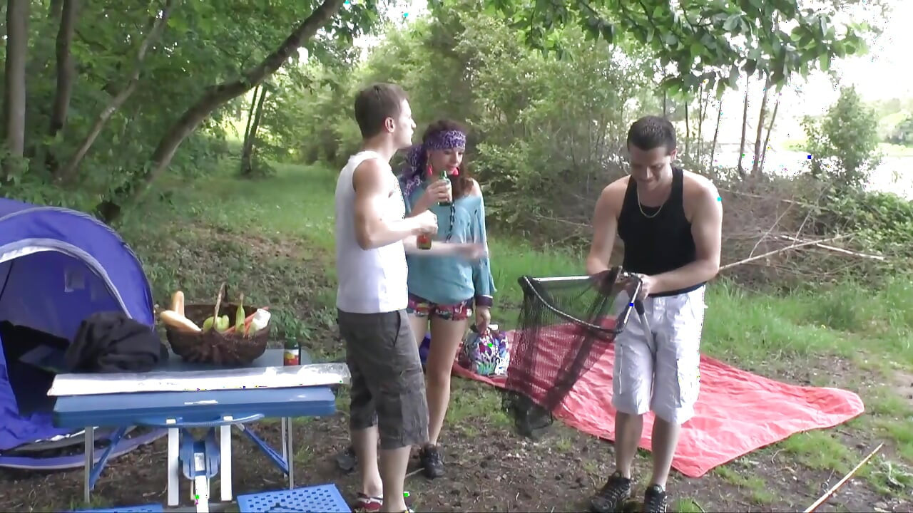 숲속의 핫한 두구멍