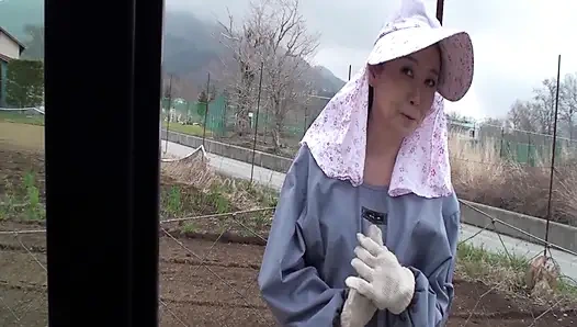 A076G04 Picking up beautiful mature women who are working on the farm in the mountains and fields as far as the eye can see!