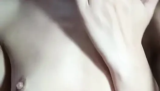 Hintli kız göğüslerine bastırıyor ve parmaklıyor yumuşak meme oyunu ve ıslak amcık tacizi