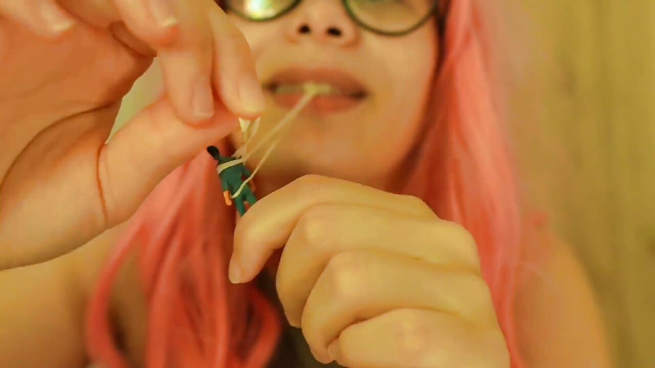 Giantess Chewing Gum