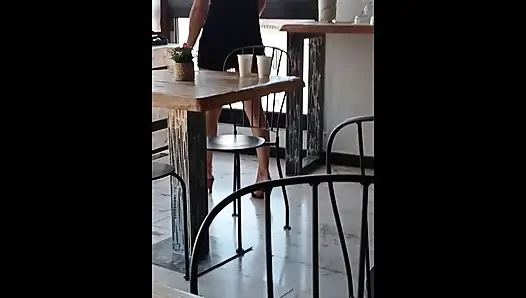 Ateşli evli kadın kulüpte götünü ve amını teşhir ediyor