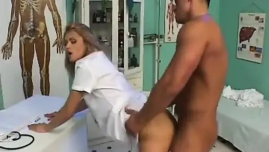 Медсестру трахает доктор!