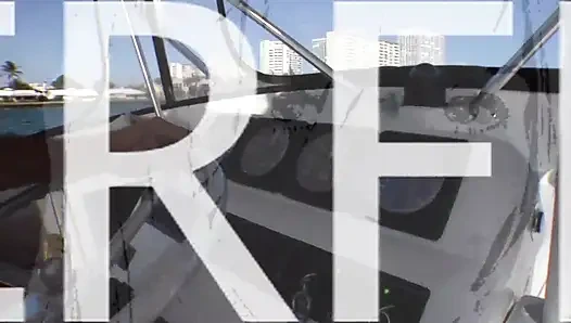 Remaja pirang mengisap dengan rajin kontol keras