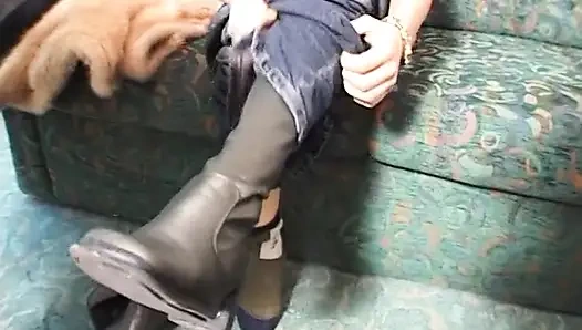 Симпатичная рыжая трахает пальцами ее любовную дырку