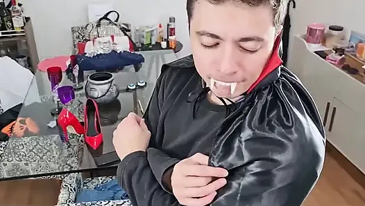 Dracula Kiffa Cadısını ısırmaya çalışıyor ama dersini aldı