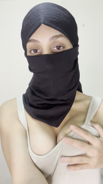 Hijabi, arabisches schätzchen spielt möpse - saftige titten, sexy titten, erotisches solo-necken