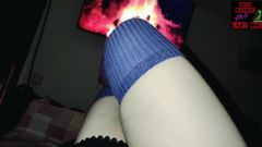 Menatap api dengan kaus kaki setinggi lutut