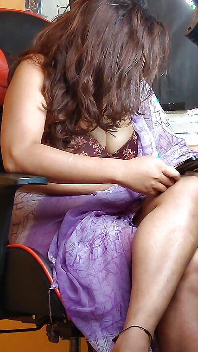 Bhabhi ne apni gand dekhi aur chuche dabaye