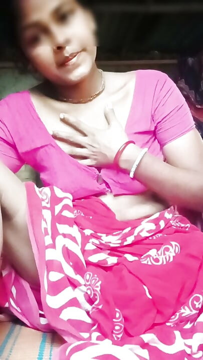 Esposa de vila indiana fodendo a buceta cremosa com um dildo