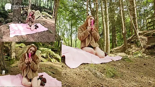 Tante semok nakal ini lagi asik muasin memeknya dengan mainan seks di hutan
