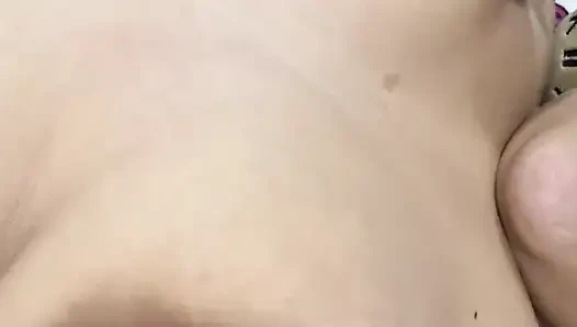 Sie wippte meine riesigen Brüste und massierte sie sehr lecker