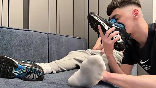 Bottom sniffs sweaty socks and gets a creampie