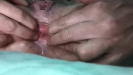 Трахаю пальцами задницу горячей бабули соло милфы