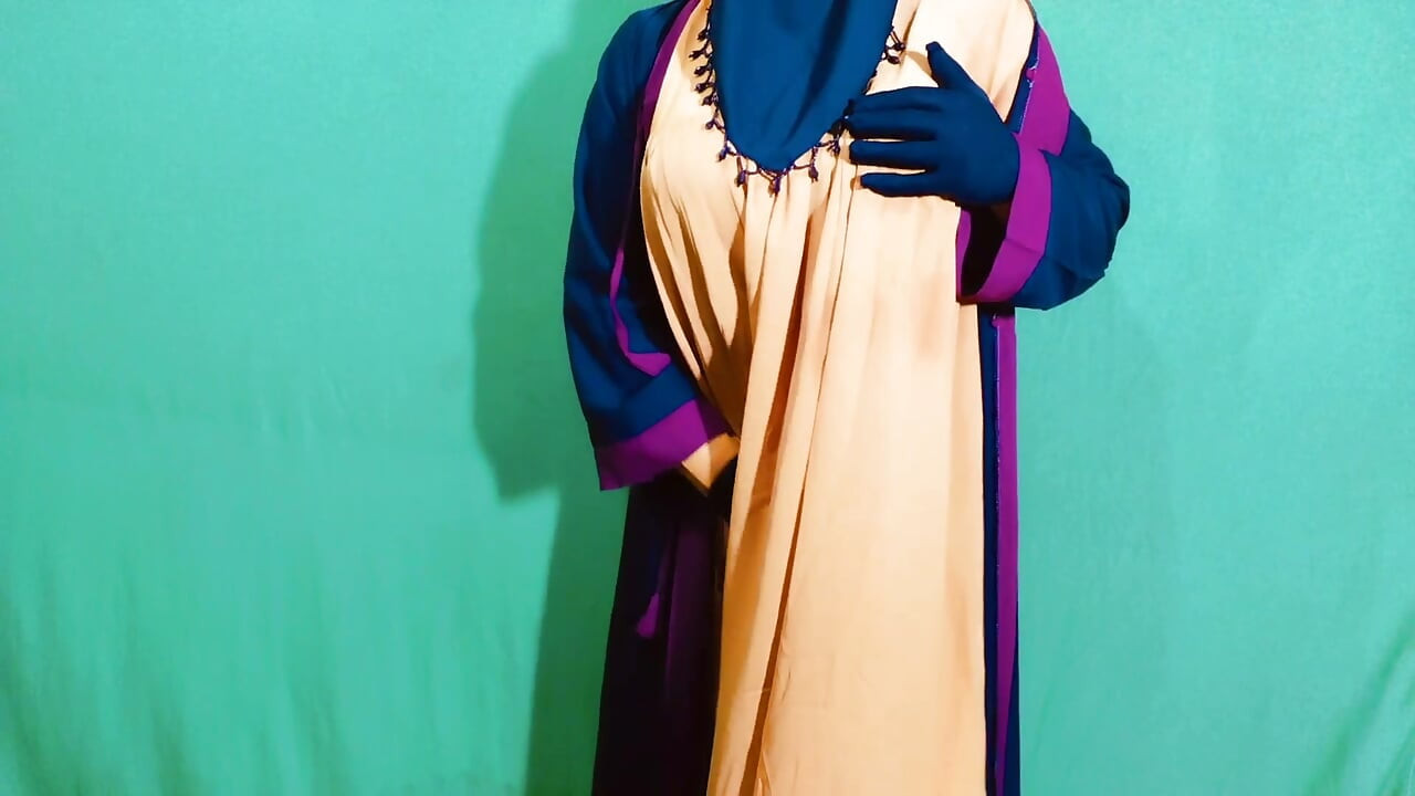 Hermosa mujer musulmana india con hiyab masturbándose