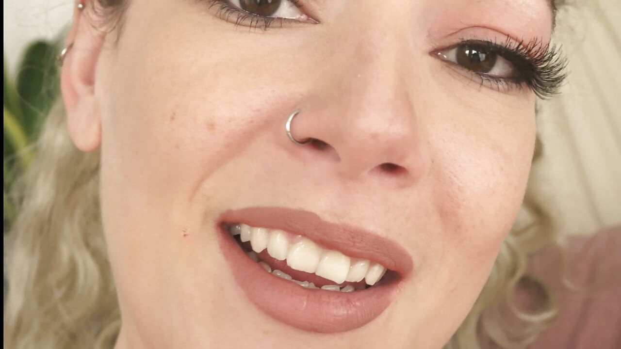 Giantess Sets a Tiny Trap