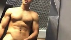 L'italiano bello e muscoloso si masturba in un club sportivo