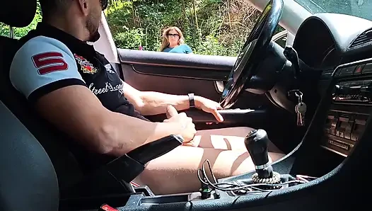LATINA CANTIK DENGAN PANTAT BESAR BERHUBUNGAN SEKS DI DALAM MOBIL DENGAN ORANG ASING!