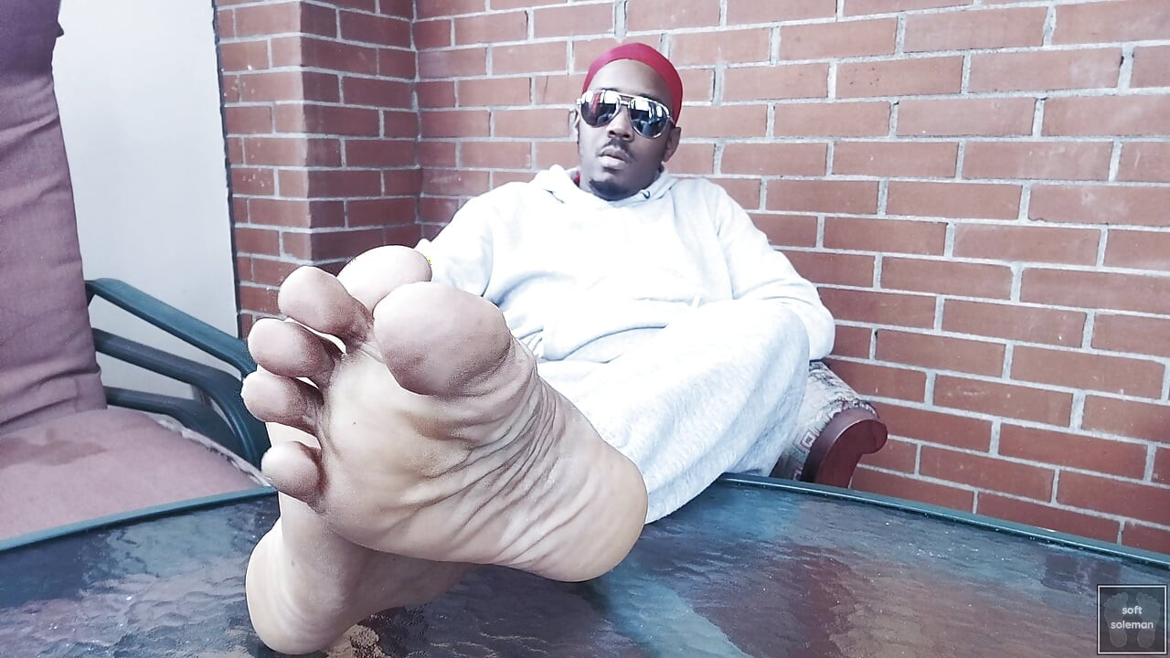 I touch myself, and I display my feet (2025)