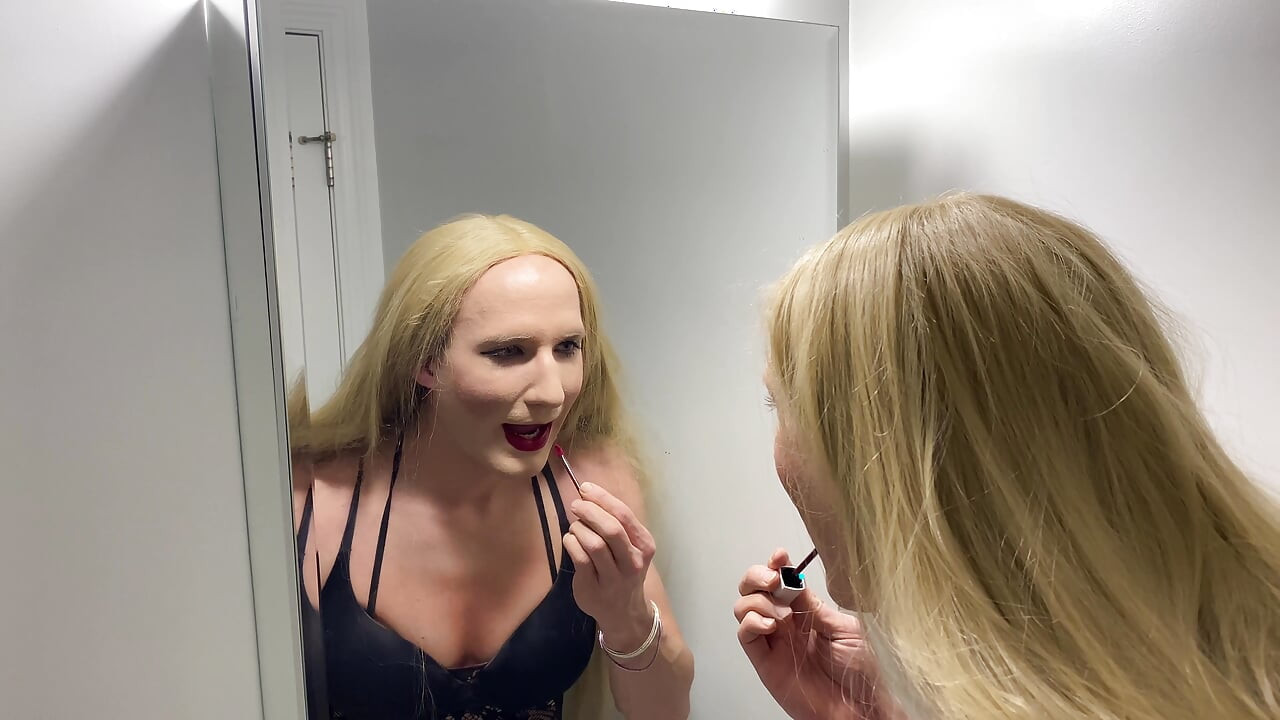 Transformation complète du travestie d’un homme à une femme