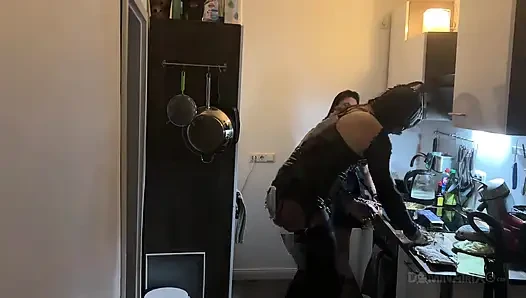 Mutfak fetişi fışkırtma çılgınlığı - olgun sürtükler her yere sırılsıklam