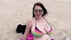 Grote borstenlegende Desiree Deluca wordt opgepikt op het strand