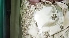 Indiana gay Crossdresser Gaurisissy xxx sexo em Golden Saree pressionando seus peitos e dedilhando sua bunda
