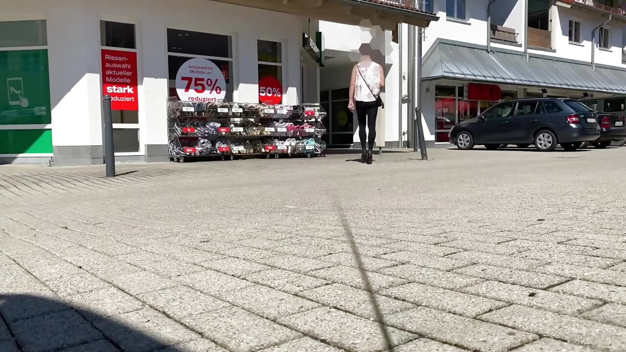 Alışveriş yaparken transparan tayt ile