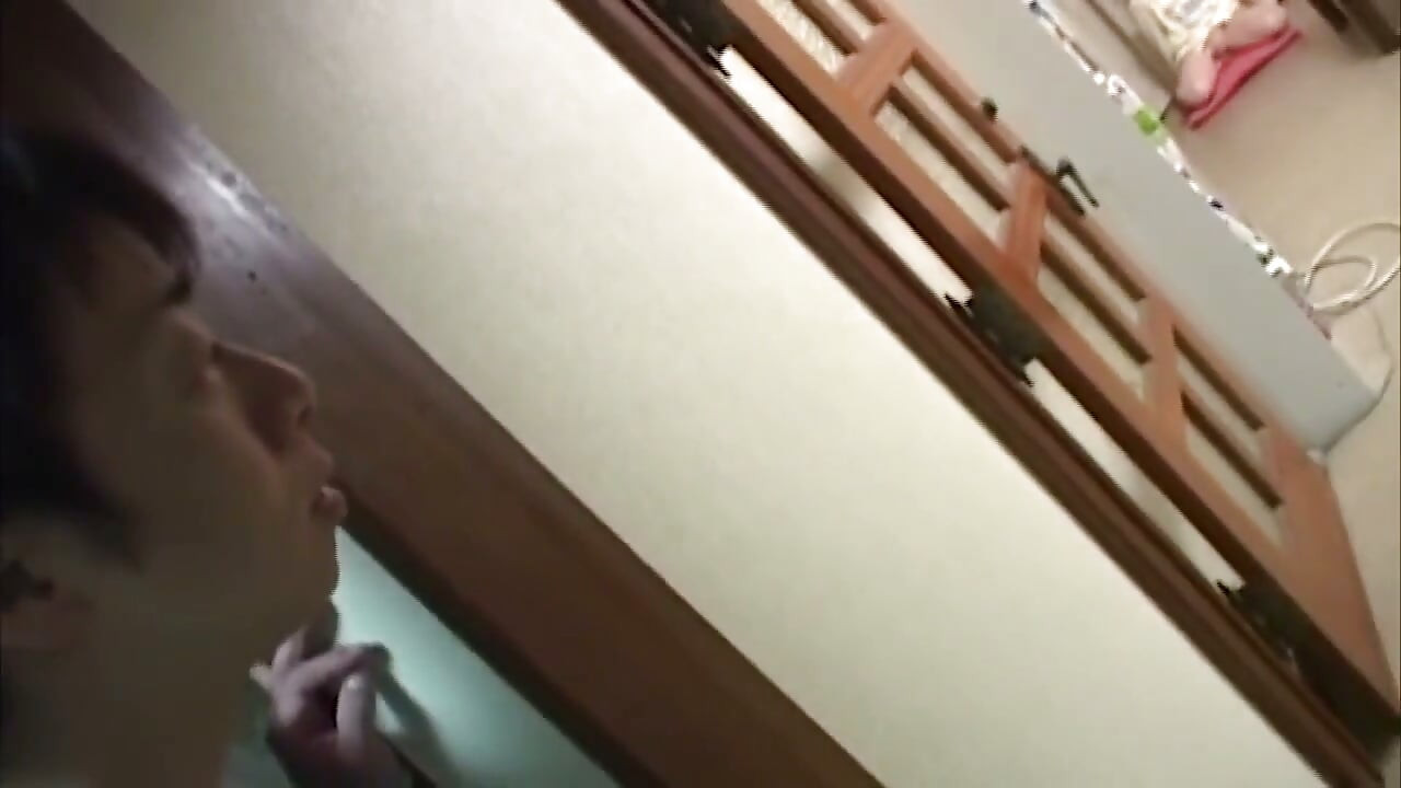 饥渴的亚洲少女深深地抚摸她那湿透的阴户