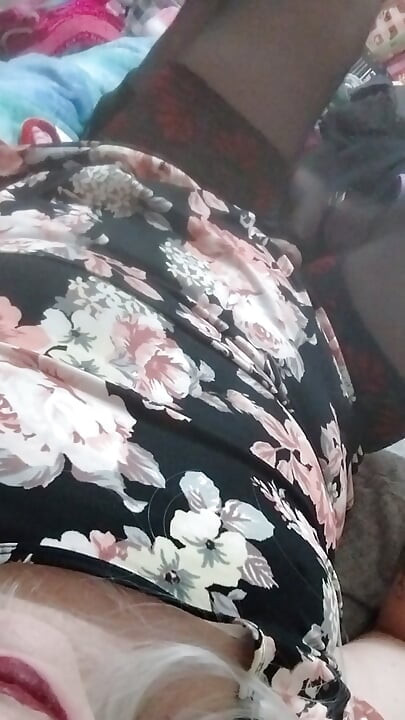 Carrie pleases herself before bedtime for Daddy and cums like a little sissy slut