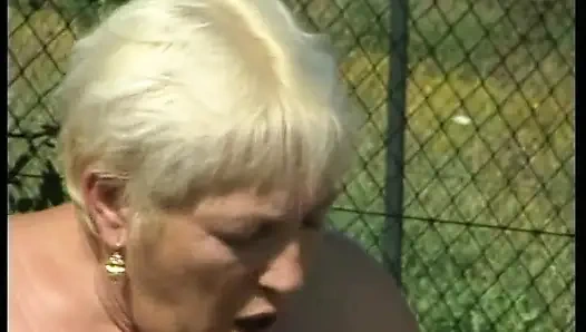 Dewasa terangsang besar bermain dengan botol