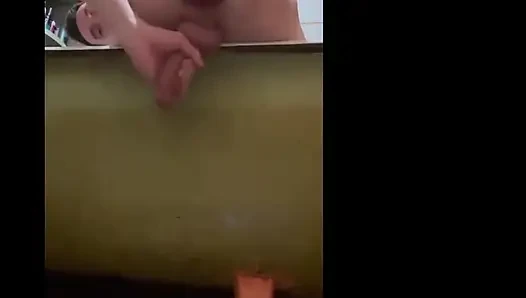 Yarakla mastürbasyon yapıyor ve çıkıntılı sarkma